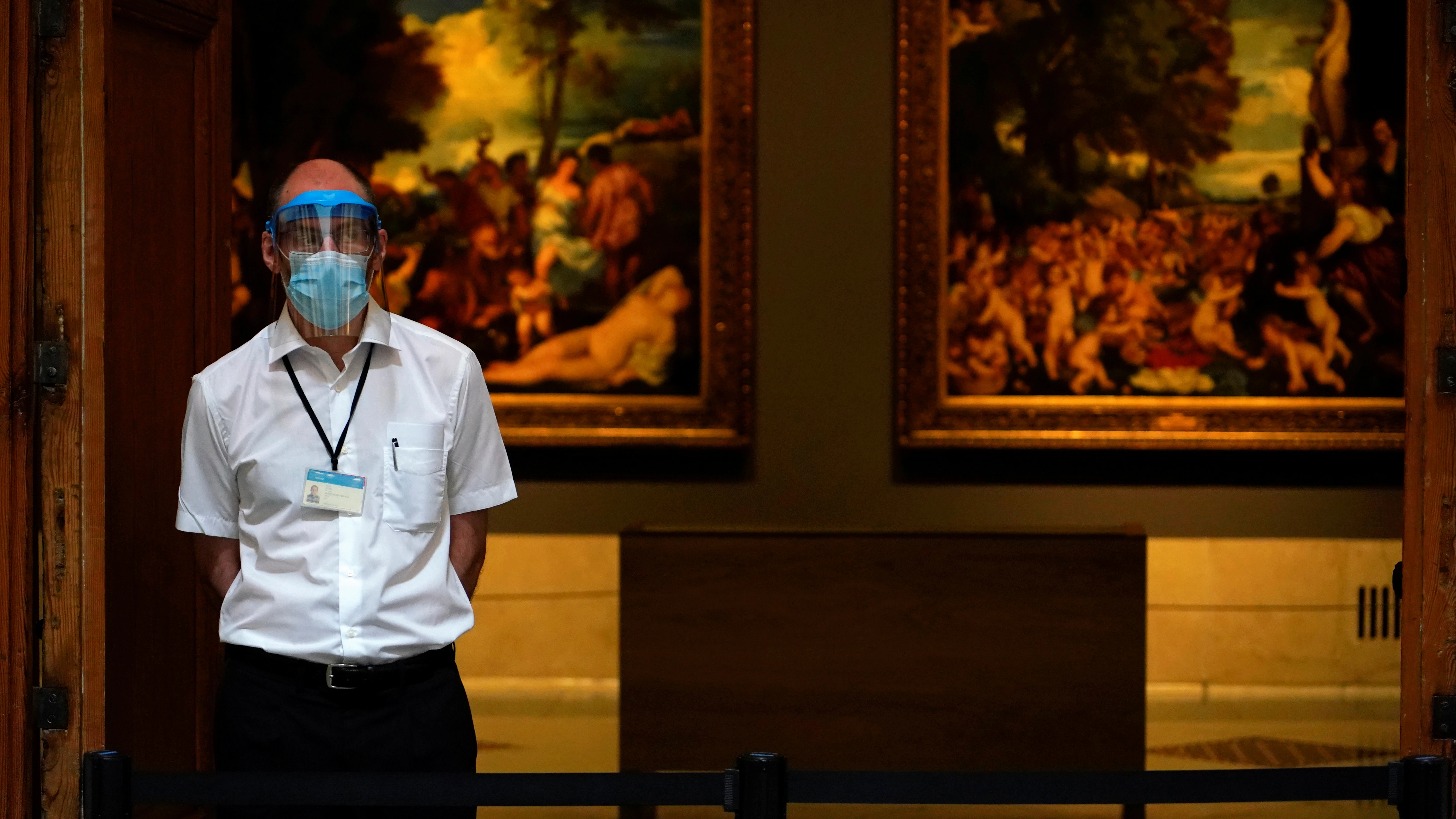 Un empleado, en la reapertura del Museo del Prado de Madrid