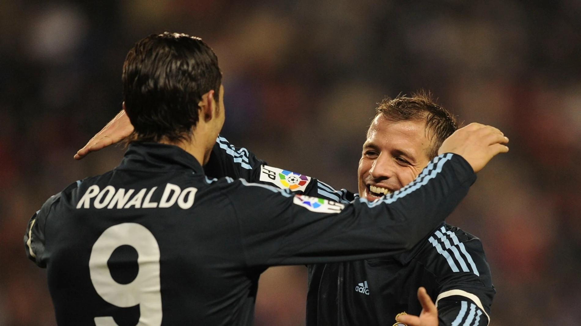Van der Vaart abraza a Cristiano Ronaldo