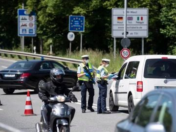 Imagen de un control policial la frontera entre Alemania y Austria Imagen de un control policial la frontera entre Alemania y Austria