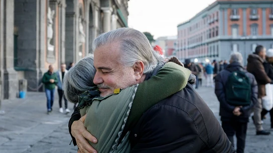 Imagen de dos personas abrazándose Imagen de dos personas abrazándose