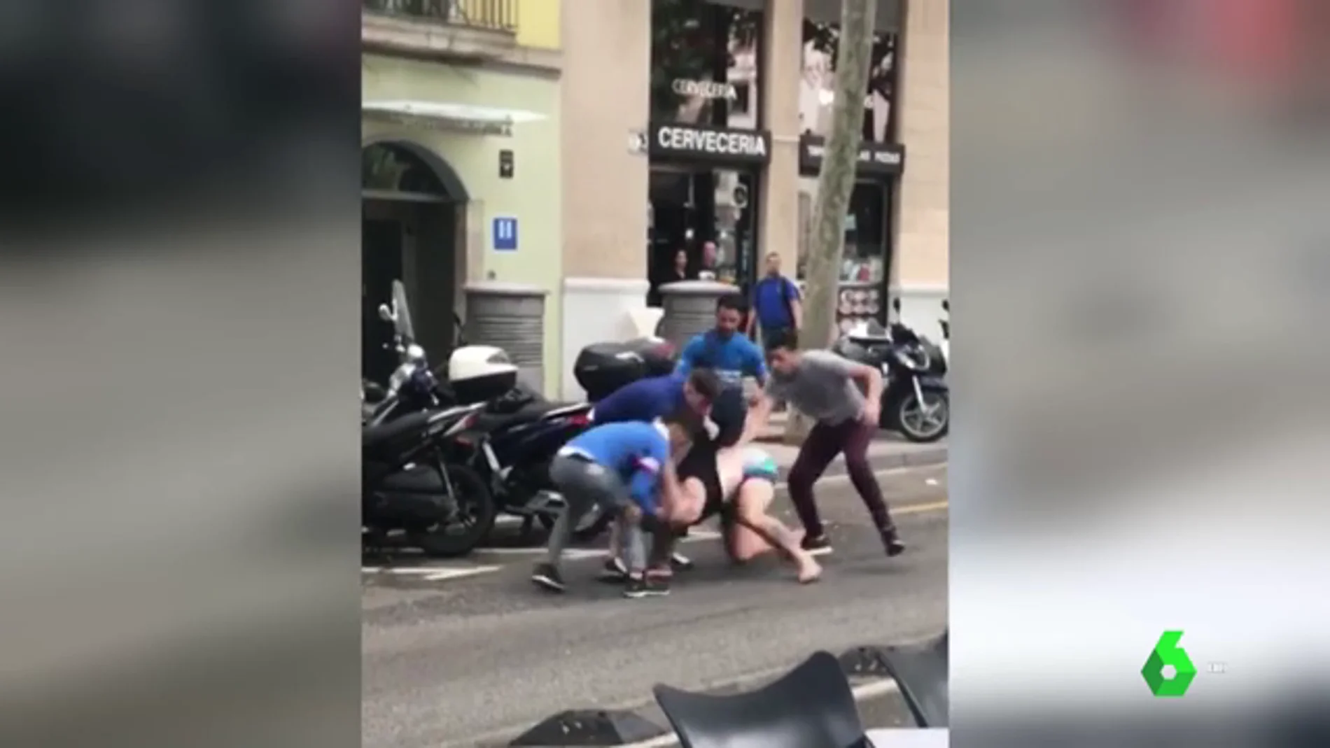 Detienen a cinco personas en Barcelona por dar una paliza a un hombre con la intención de robarle el reloj