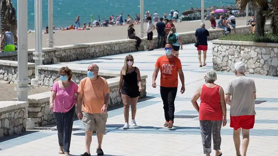 Imagen de personas paseando por la playa Imagen de personas paseando por la playa
