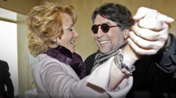 Esperanza Aguirre y Joaquín Sabina bailan 'Y nos dieron las diez'