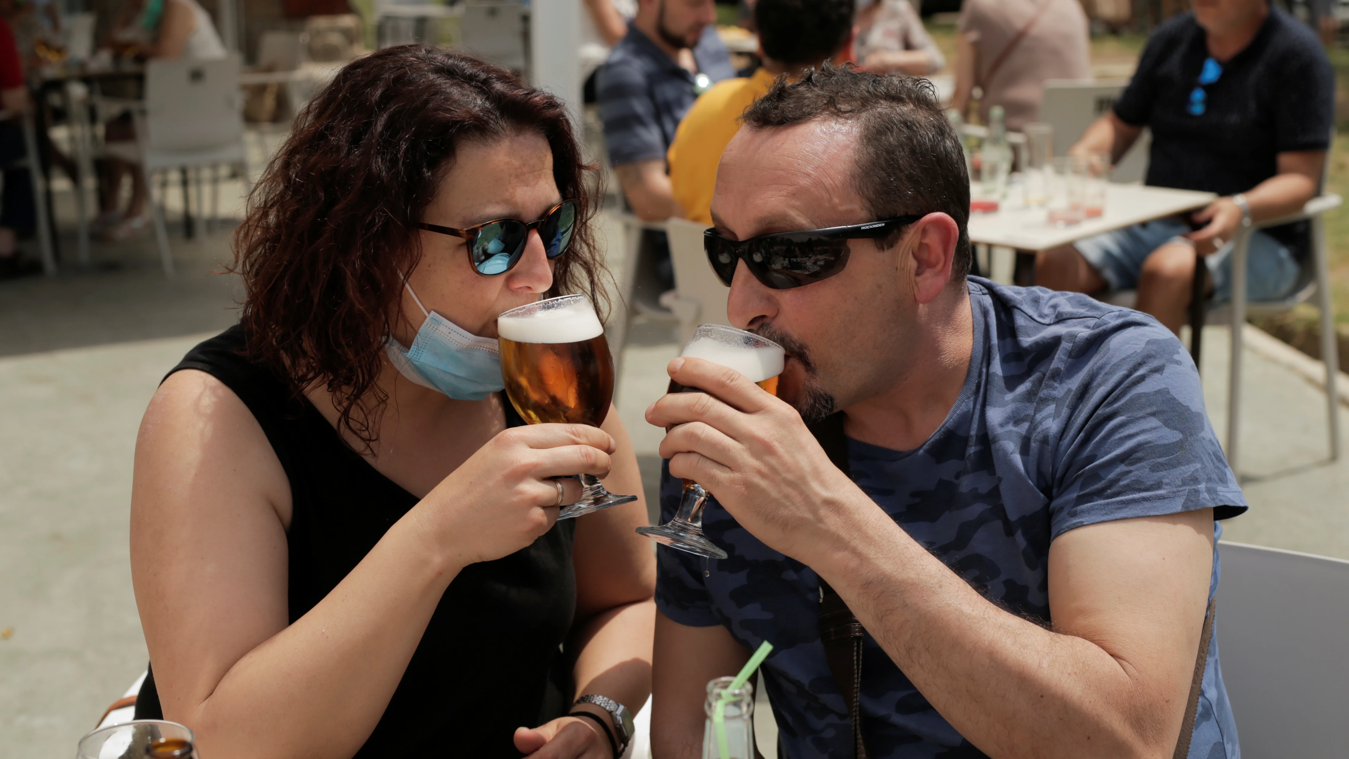 Una pareja disfruta de una cerveza en una terraza de Madrid