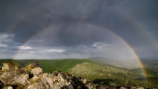 Imagen de un arcoíris fruto del sol y la lluvia en el norte del país Imagen de un arcoíris fruto del sol y la lluvia en el norte del país