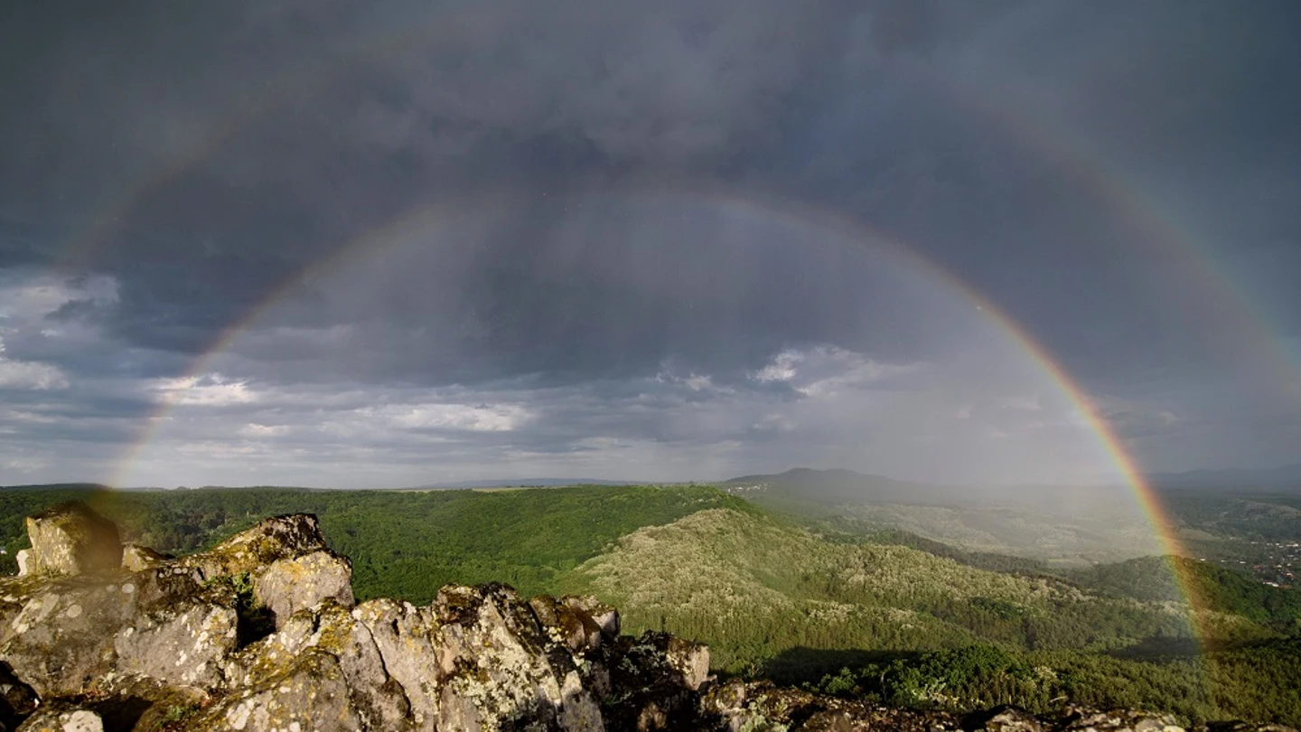 Imagen de un arcoíris fruto del sol y la lluvia en el norte del país Imagen de un arcoíris fruto del sol y la lluvia en el norte del país