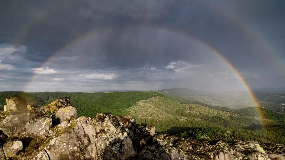 Imagen de un arcoíris​​ fruto del sol y la lluvia en el norte del país