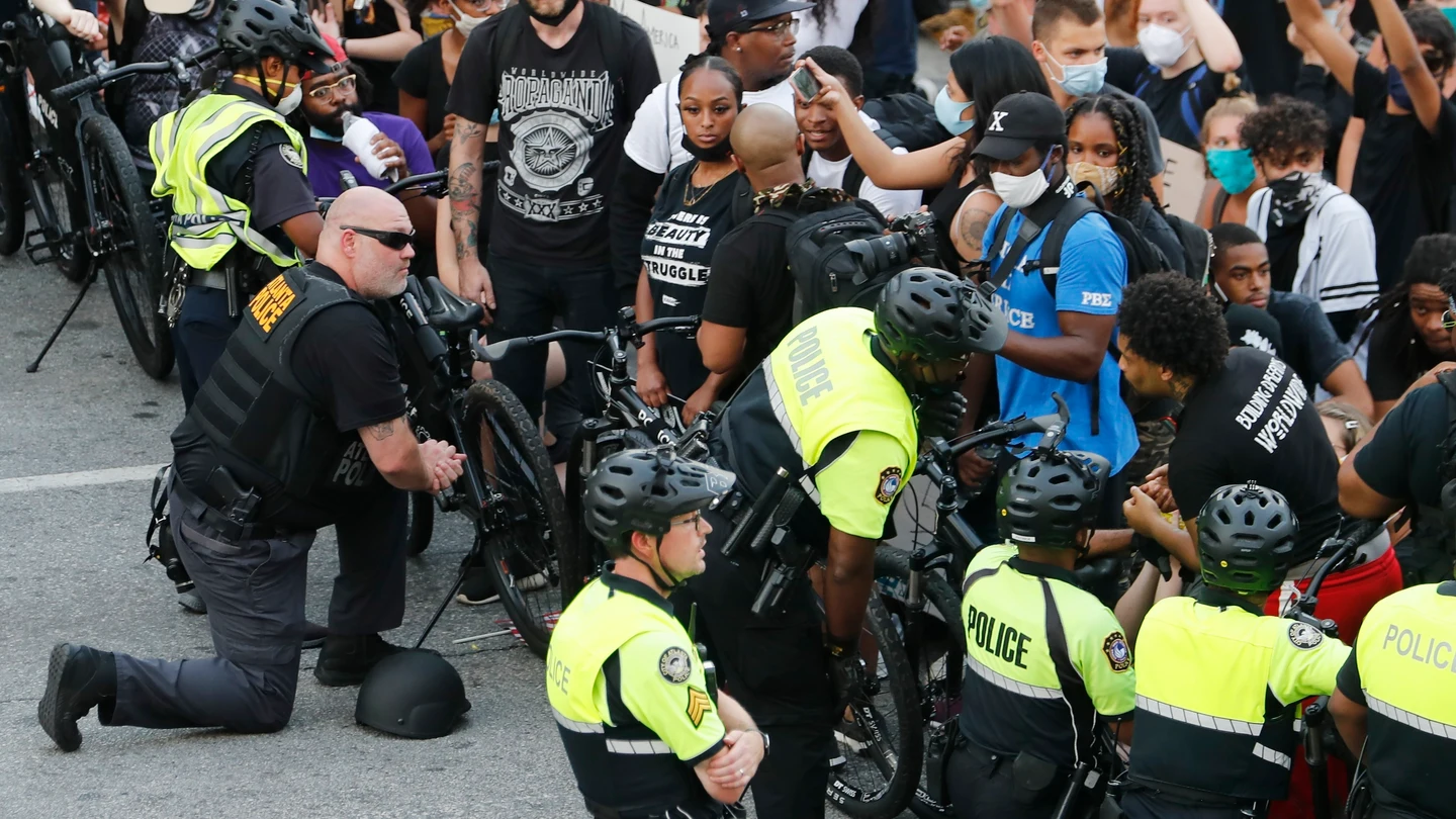 Policías se arrodillan frente a manifestantes que protestan contra la violencia racial Policías se arrodillan frente a manifestantes que protestan contra la violencia racial