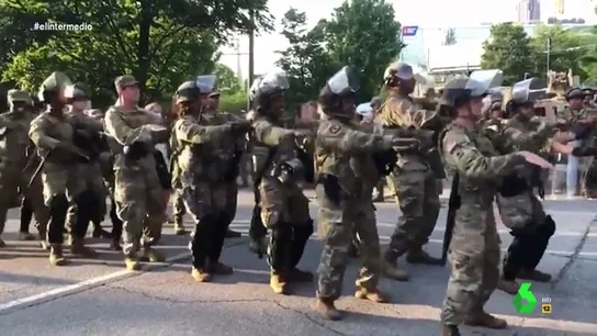 El surrealista momento en el que la Policía de Atlanta baila 'La Macarena' en plenas protestas antirracistas por George Floyd El surrealista momento en el que la Policía de Atlanta baila 'La Macarena' en plenas protestas antirracistas por George Floyd