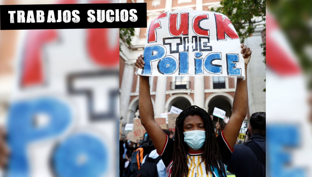 Una joven sostiene una pancarta durante la concentración convocada en Madrid