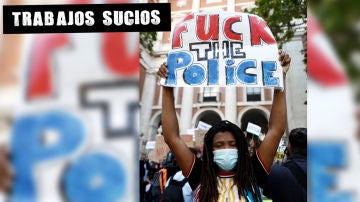 Una joven sostiene una pancarta durante la concentración convocada en Madrid