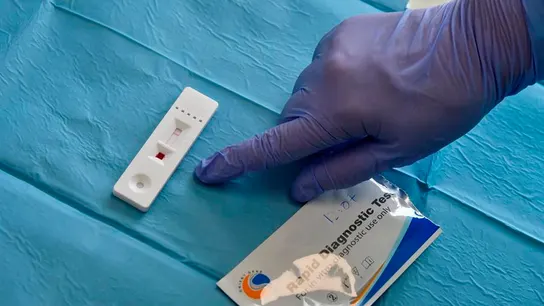 Una sanitaria tras realizar a una persona una prueba de prevalencia. Una sanitaria tras realizar a una persona una prueba de prevalencia.