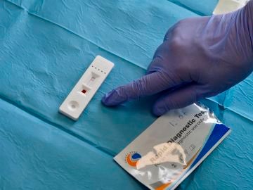 Una sanitaria tras realizar a una persona una prueba de prevalencia. Una sanitaria tras realizar a una persona una prueba de prevalencia.