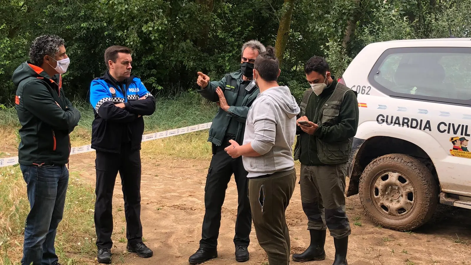 Agentes de la Guardia Civil, la Policía Local y el Seprona trabajando en el dispositivo