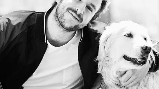 Aless Lequio junto a su perra Luna Aless Lequio junto a su perra Luna