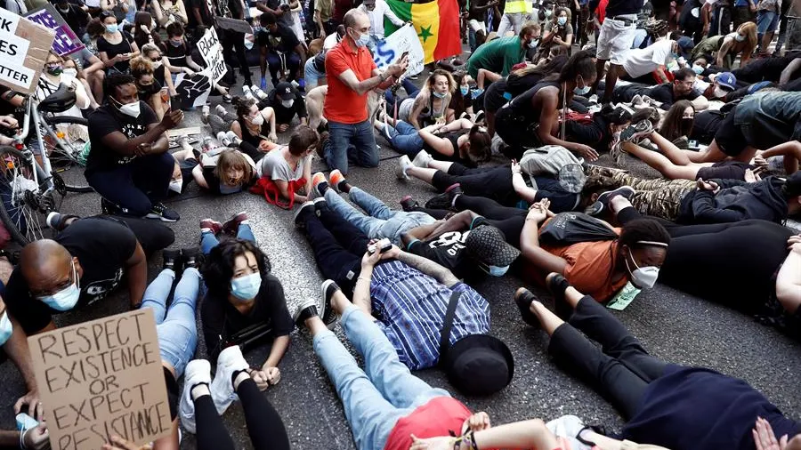 Manifestantes durante la concentración convocada en Madrid por la Comunidad negra africana y afrodescendiente en España 