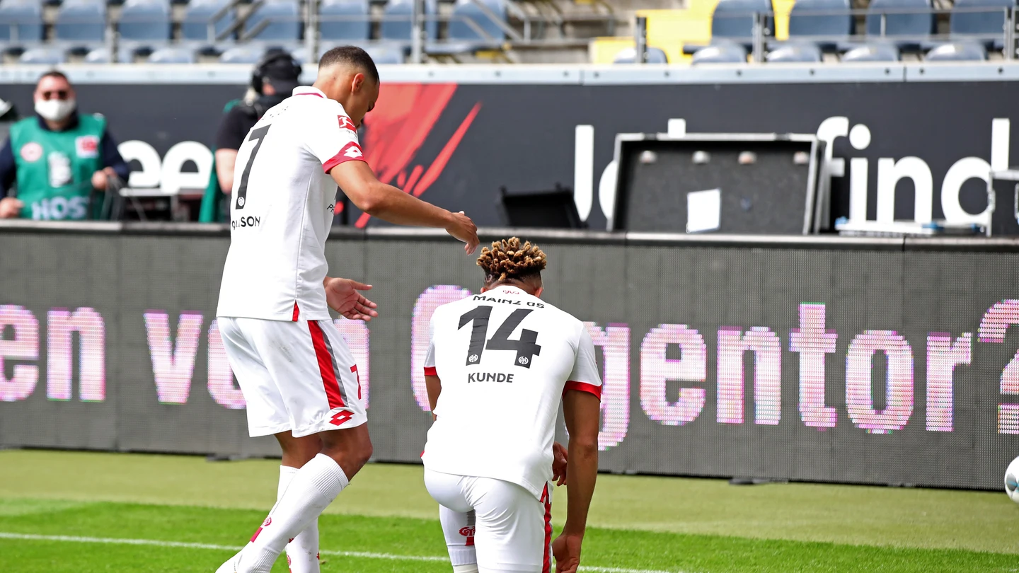 Jugadores del Mainz 05 se arrodillan contra el racismo. Jugadores del Mainz 05 se arrodillan contra el racismo.