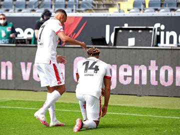 Jugadores del Mainz 05 se arrodillan contra el racismo. Jugadores del Mainz 05 se arrodillan contra el racismo.