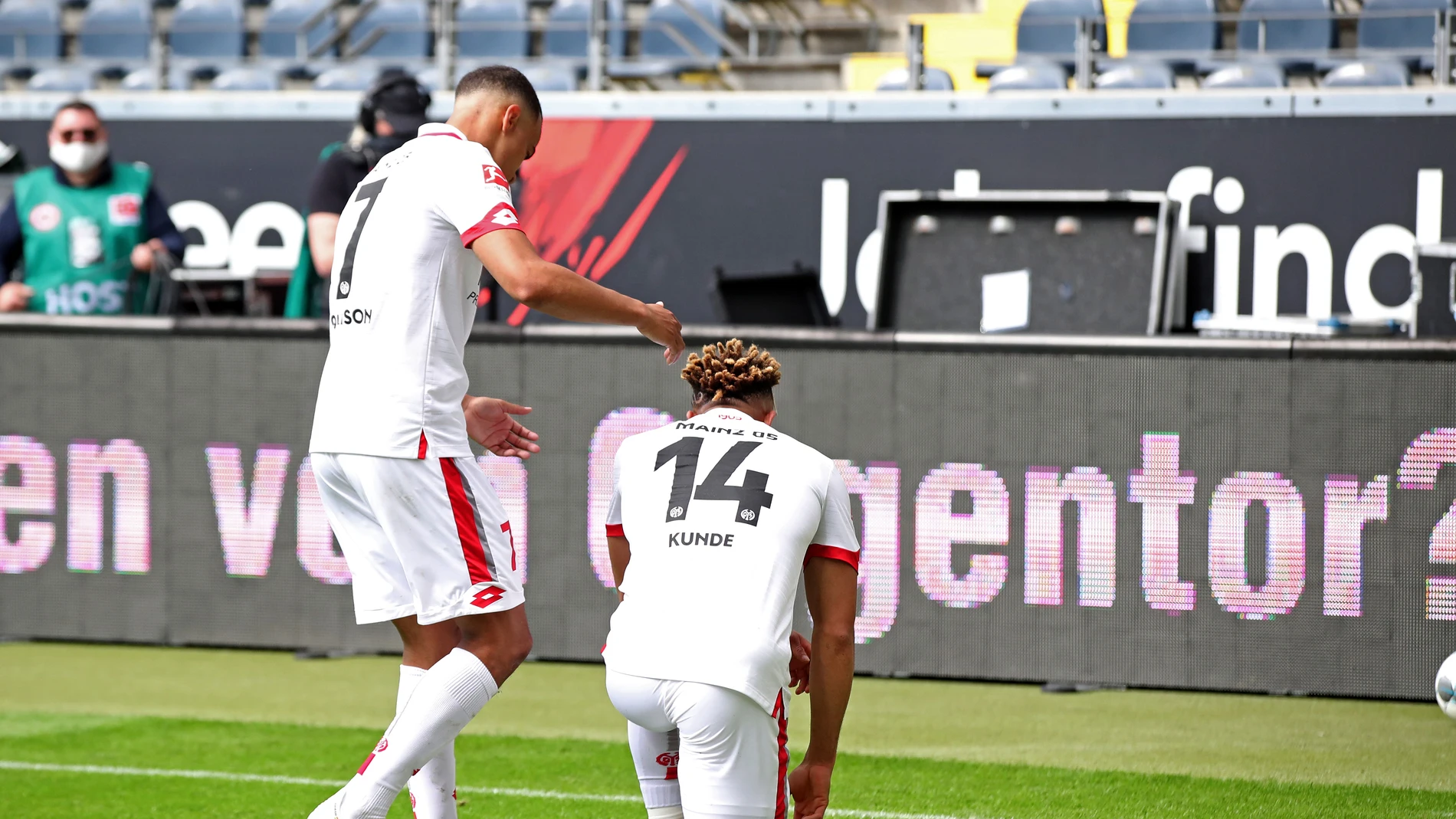 Jugadores del Mainz 05 se arrodillan contra el racismo.