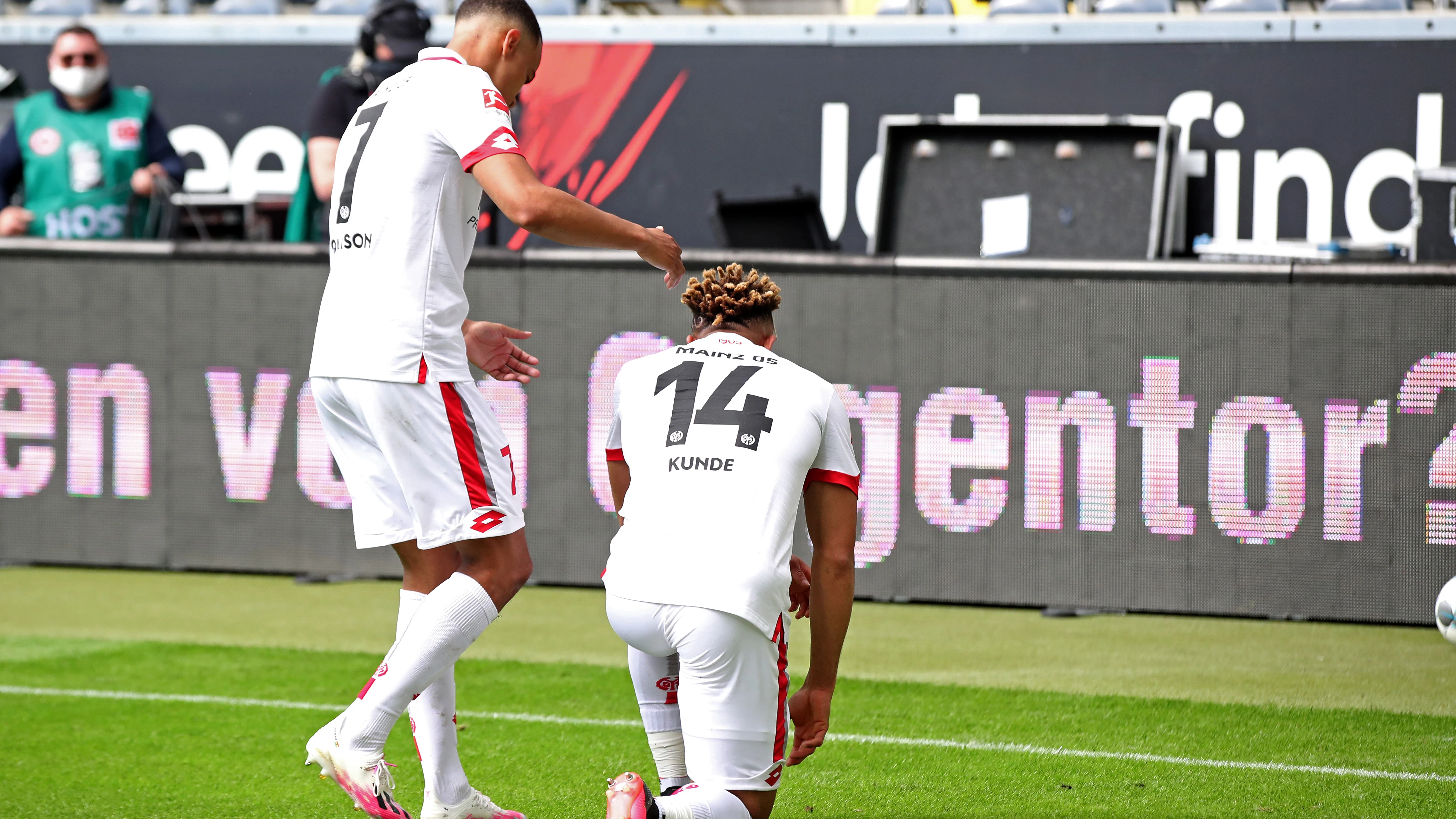 Jugadores del Mainz 05 se arrodillan contra el racismo.