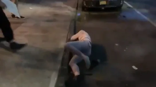 La joven tendida en el suelo tras el empujón del agente La joven tendida en el suelo tras el empujón del agente