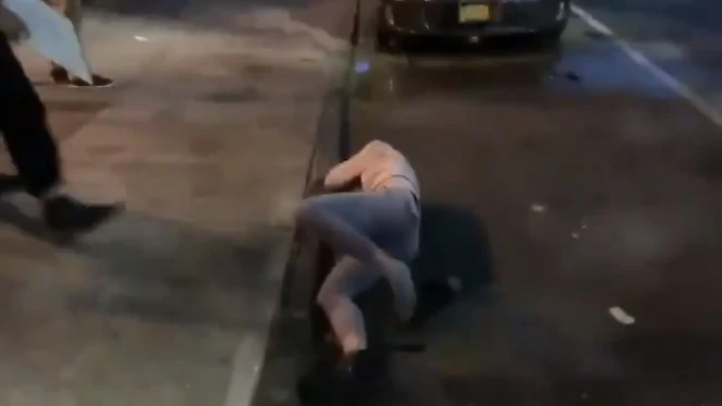 La joven tendida en el suelo tras el empujón del agente La joven tendida en el suelo tras el empujón del agente