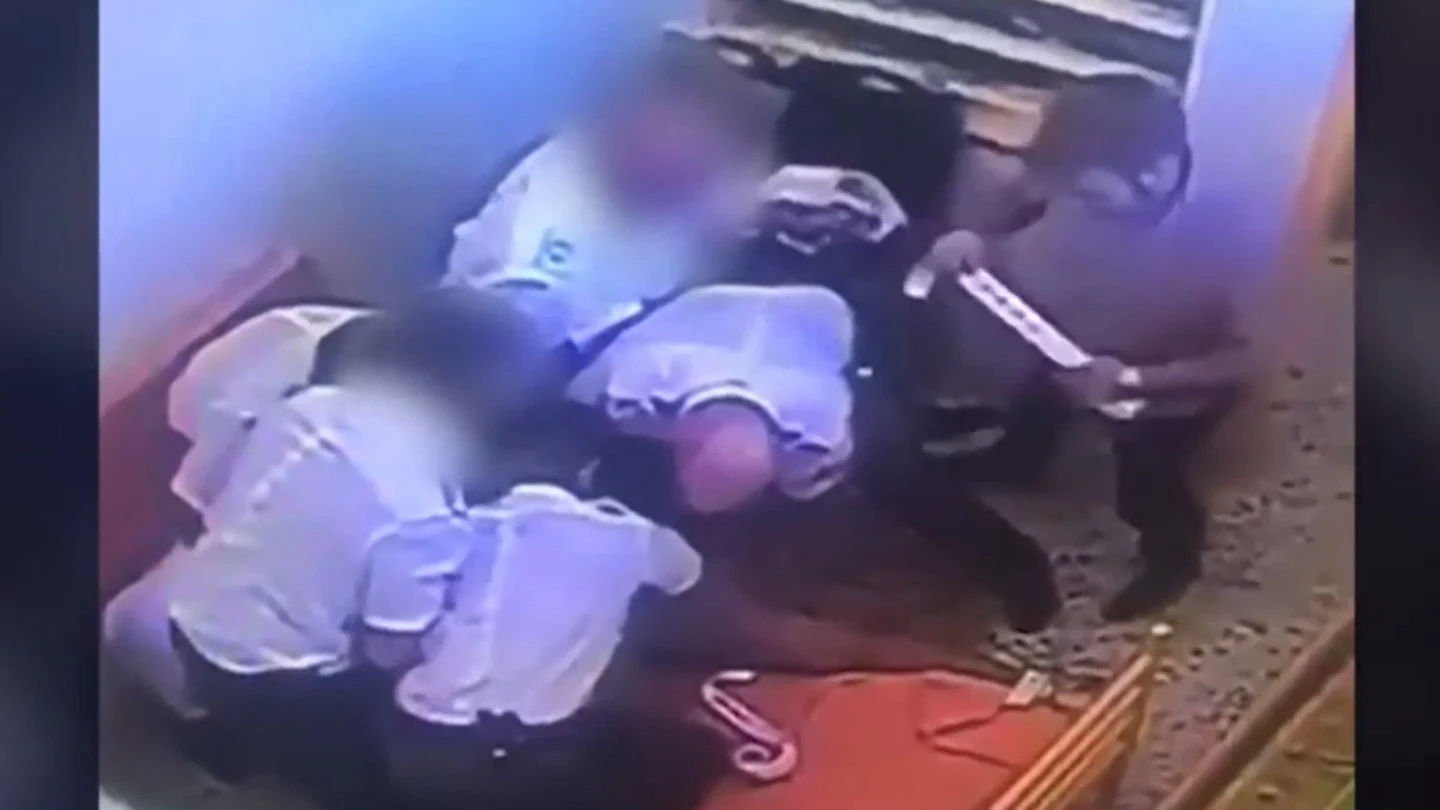 Un vídeo demuestra que el joven que murió en un centro de menores de Almería no opuso resistencia Un vídeo demuestra que el joven que murió en un centro de menores de Almería no opuso resistencia
