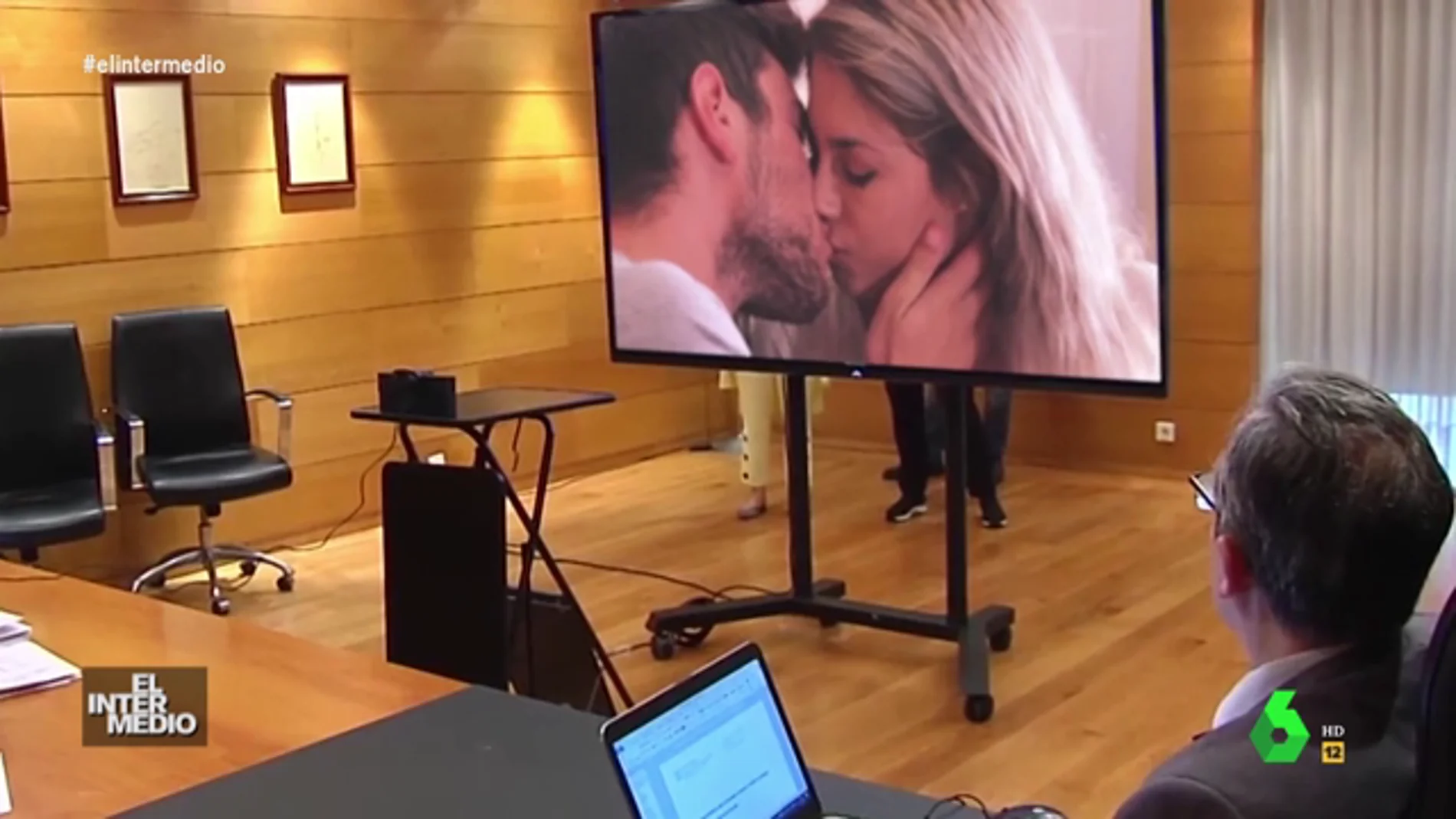 Vídeo manipulado - Núñez Feijóo asiste a una clase para convertirse en un experto en el arte de los besos
