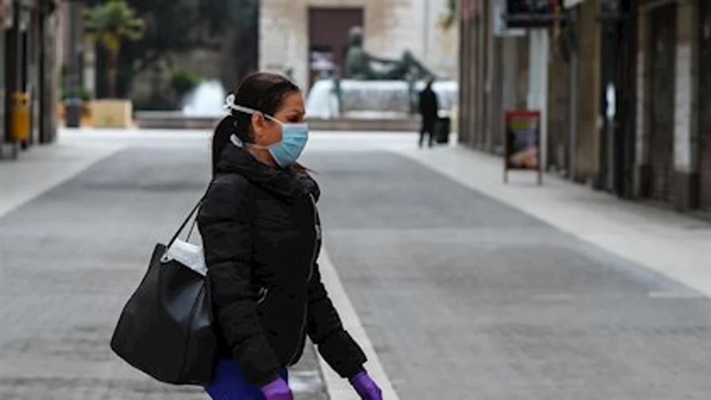 Imagen de una mujer con mascarilla por Extremadura Imagen de una mujer con mascarilla por Extremadura