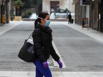 Imagen de una mujer con mascarilla por Extremadura Imagen de una mujer con mascarilla por Extremadura