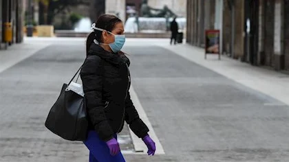 Imagen de una mujer con mascarilla por Extremadura