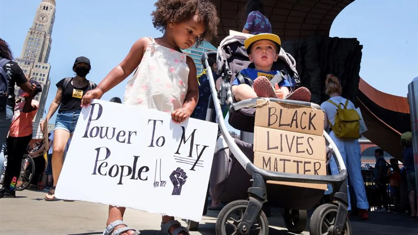Una niña y un niño participando en una de las manifestaciones pacíficas de Nueva York Una niña y un niño participando en una de las manifestaciones pacíficas de Nueva York
