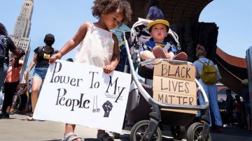 Una niña y un niño participando en una de las manifestaciones pacíficas de Nueva York