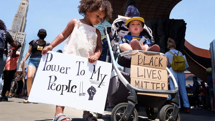 Una niña y un niño participando en una de las manifestaciones pacíficas de Nueva York