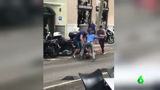 Prisión provisional sin fianza para los cinco detenidos tras propinar una paliza a un hombre para robarle el reloj en Barcelona Prisión provisional sin fianza para los cinco detenidos tras propinar una paliza a un hombre para robarle el reloj en Barcelona