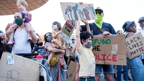 Las familias se reúnen para una protesta y marcha con los niños Las familias se reúnen para una protesta y marcha con los niños