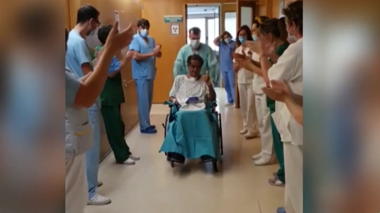 Óscar ha abandonado la UCI entre aplausos de los sanitarios que le han atendido este tiempo. Óscar ha abandonado la UCI entre aplausos de los sanitarios que le han atendido este tiempo.