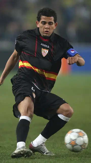 Dani Alves con la camiseta del Sevilla Dani Alves con la camiseta del Sevilla