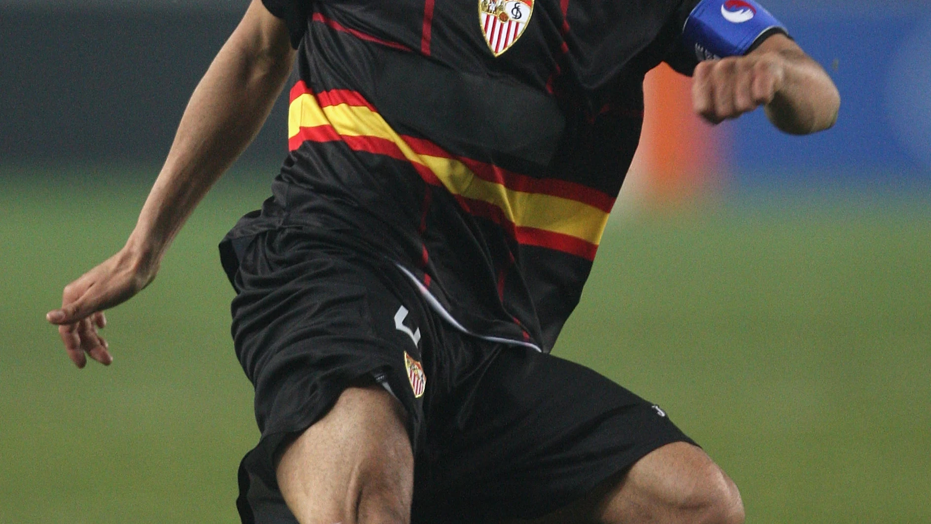 Dani Alves con la camiseta del Sevilla