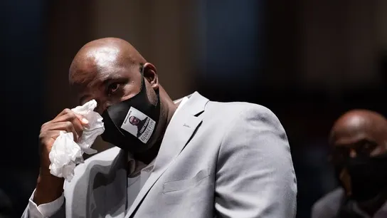 Philonise Floyd se seca las lágrimas en un momento de su comparecencia ante el Comité Judicial de la Cámara de Representantes de EE.UU. Philonise Floyd se seca las lágrimas en un momento de su comparecencia ante el Comité Judicial de la Cámara de Representantes de EE.UU.