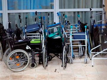 Sillas de ruedas y andadores en una residencia de Madrid Sillas de ruedas y andadores en una residencia de Madrid