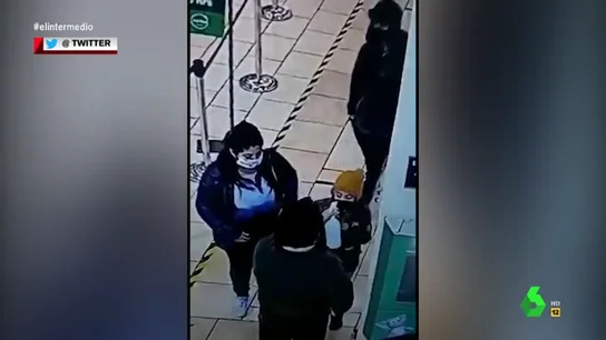 Una profesora confunde acaba disparando gel hidroálcoholico en la cara de un niño al confundirlo con un termómetro Una profesora confunde acaba disparando gel hidroálcoholico en la cara de un niño al confundirlo con un termómetro