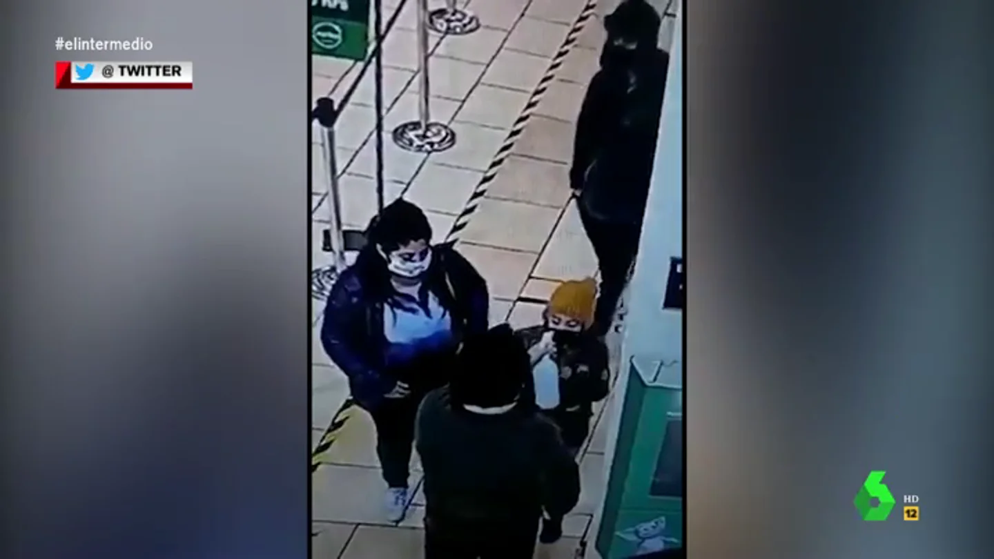 Una profesora confunde acaba disparando gel hidroálcoholico en la cara de un niño al confundirlo con un termómetro Una profesora confunde acaba disparando gel hidroálcoholico en la cara de un niño al confundirlo con un termómetro
