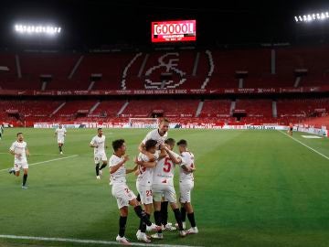 Los jugadores del Sevilla celebran el primer gol ante el Betis Los jugadores del Sevilla celebran el primer gol ante el Betis