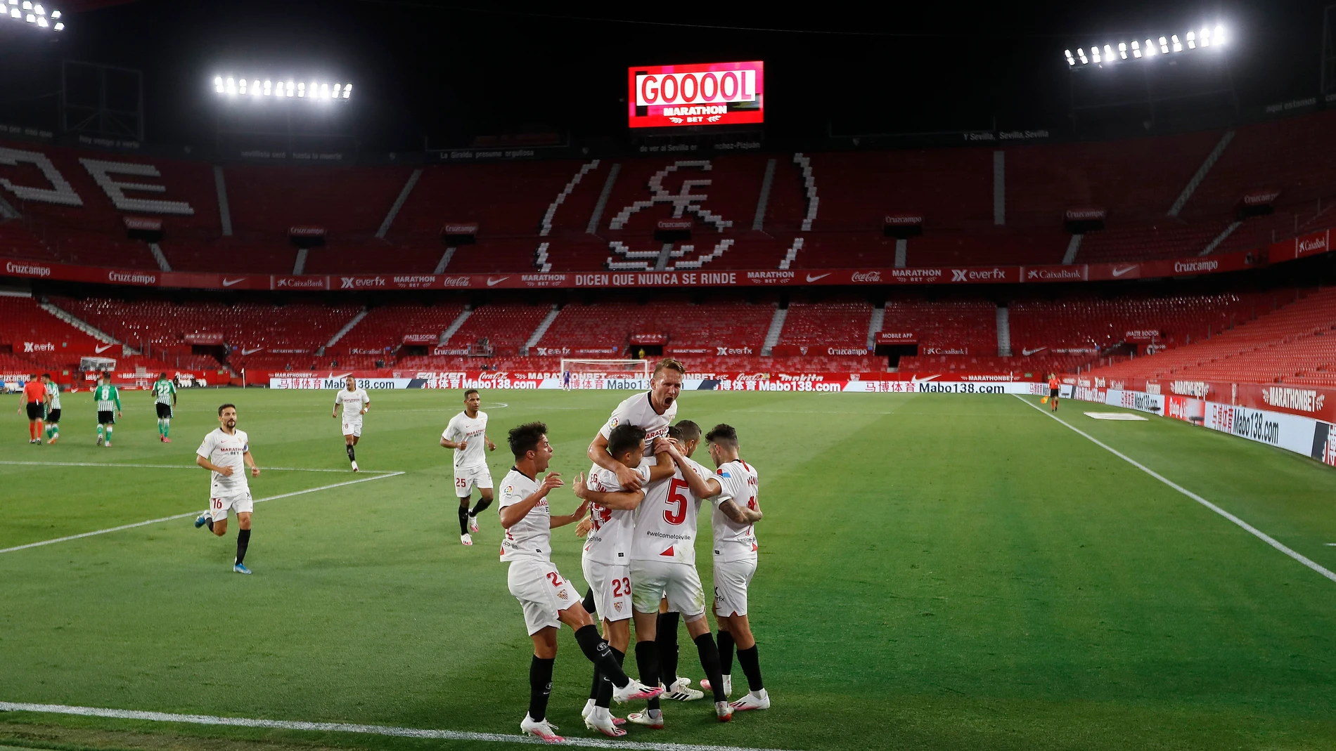 Los jugadores del Sevilla celebran el primer gol ante el Betis