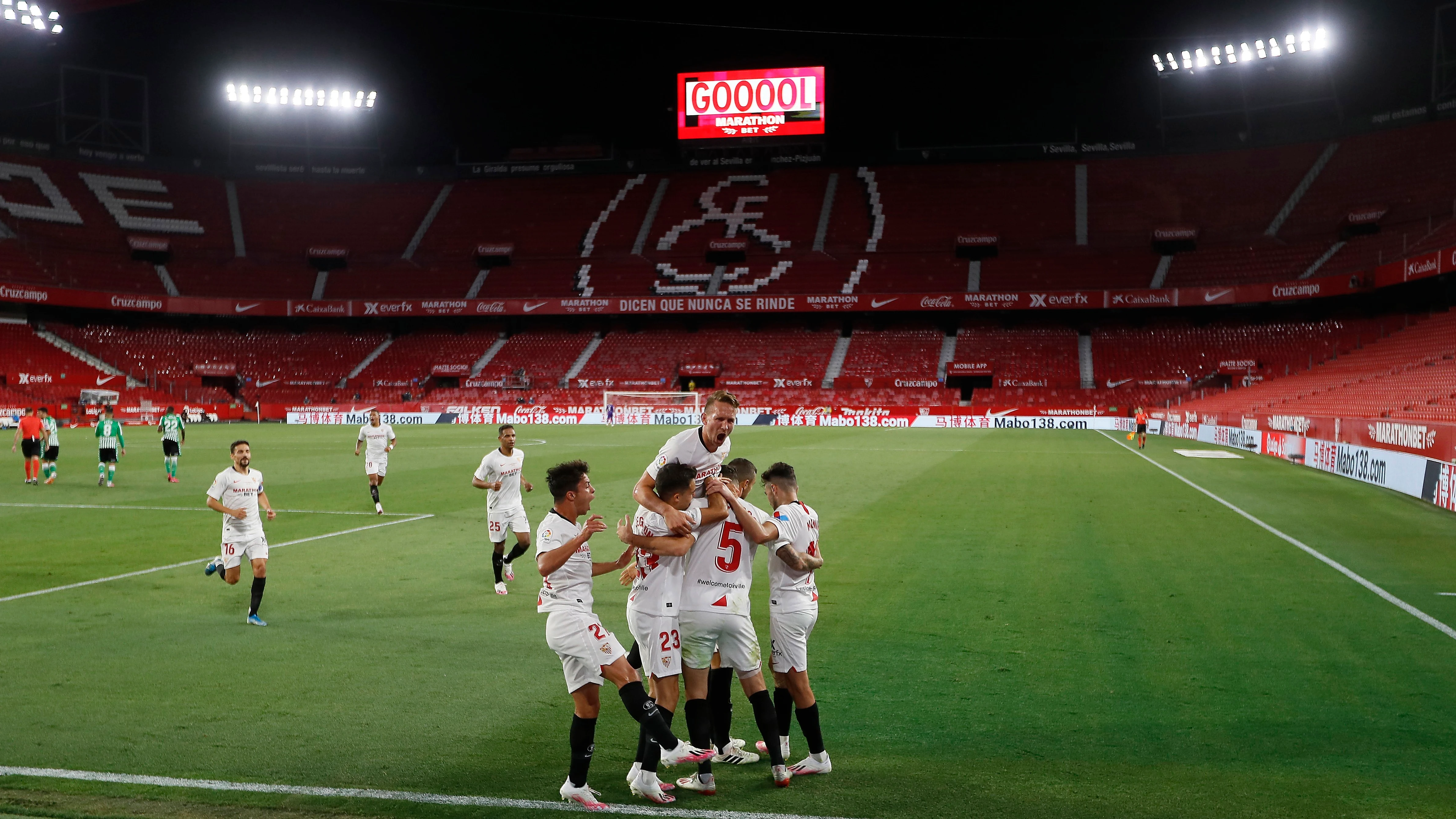 Los jugadores del Sevilla celebran el primer gol ante el Betis