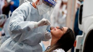 Trabajadores de la salud realizan pruebas para la Covid-19
