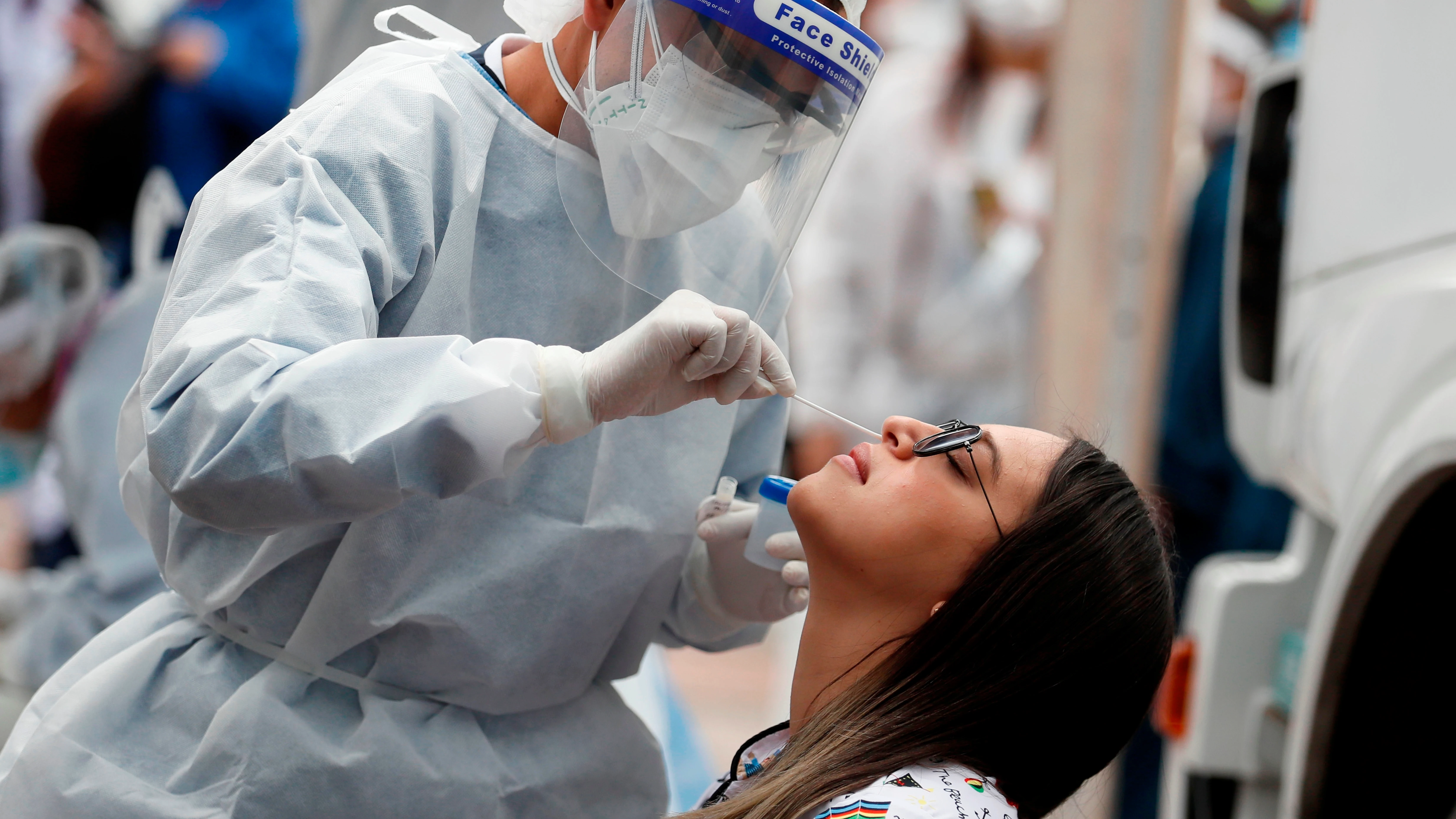 Trabajadores de la salud realizan pruebas para la Covid-19