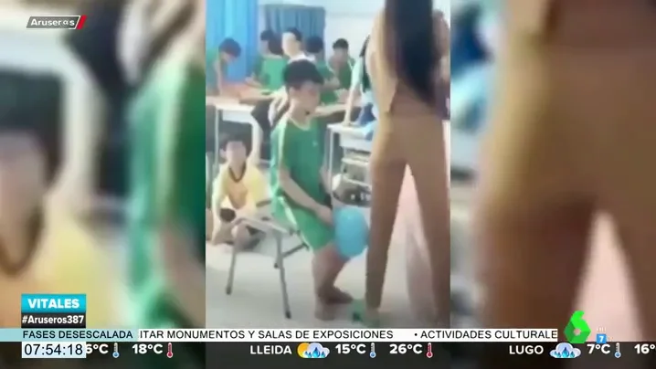 Una profesora hace 'explotar' la cabeza a un alumno y la clase se traumatiza