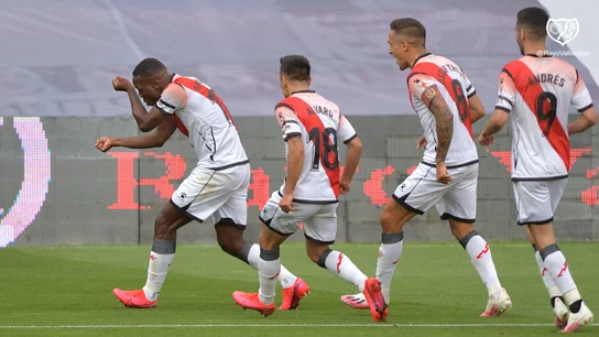 Advíncula celebra su gol besándose la piel Advíncula celebra su gol besándose la piel